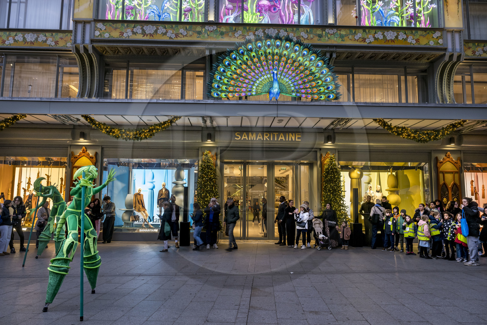 France, Paris (75), le grand magasin de La Samaritaine pendant les fêtes de Noël, réalisations de Thoiry Lumières Sauvages dans les vitrines de la facade