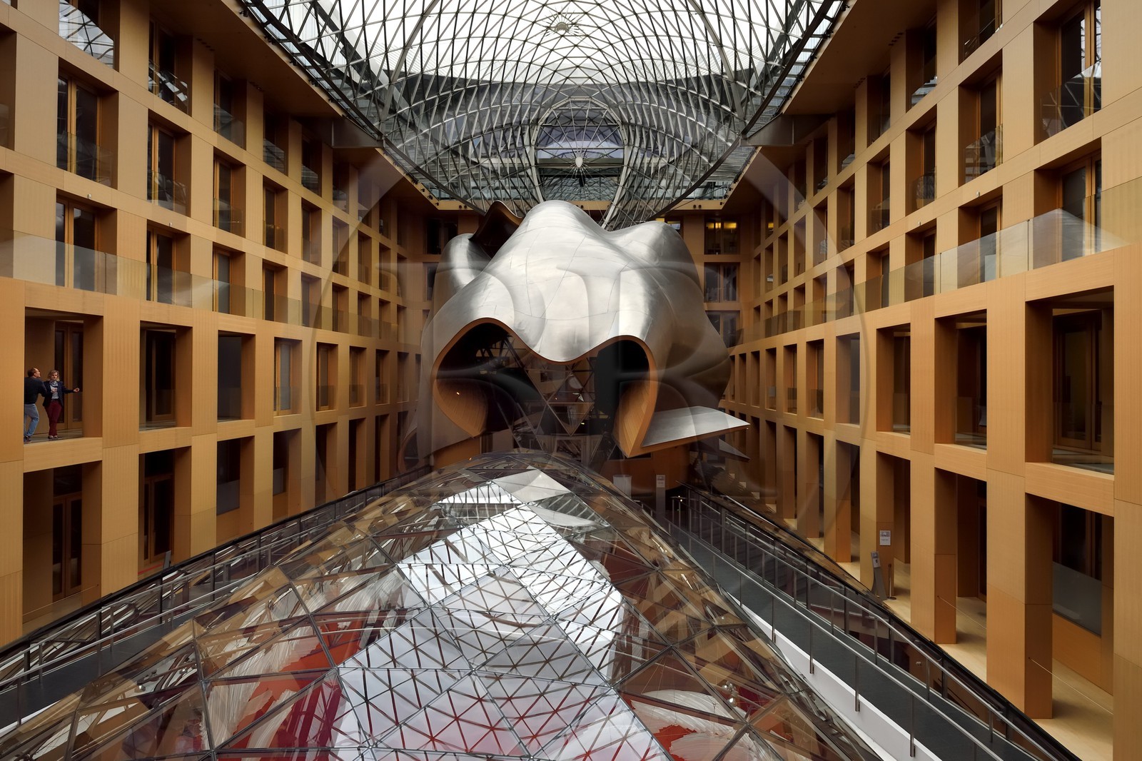 Allemagne, Berlin, Pariser Platz, siège de la DZ Bank (anciennement DG Bank), vaste atrium dessiné par l'architecte Franck Gehry avec son immense sculpture en acier qui abrite une salle de conférences