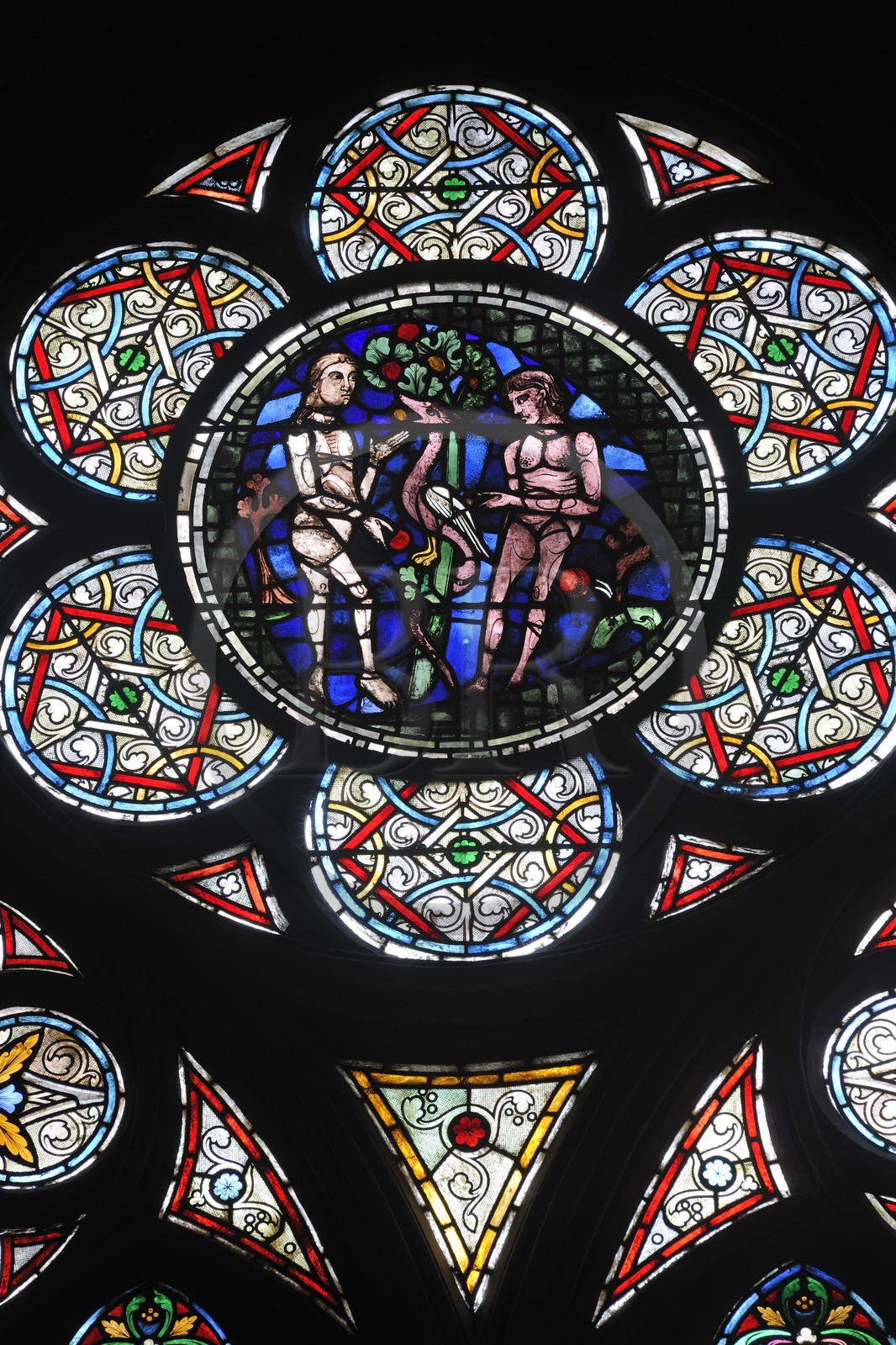 France, Paris (75), île de la Cité, la cathédrale Notre-Dame, vitrail du 13ème siècle Adam et Eve