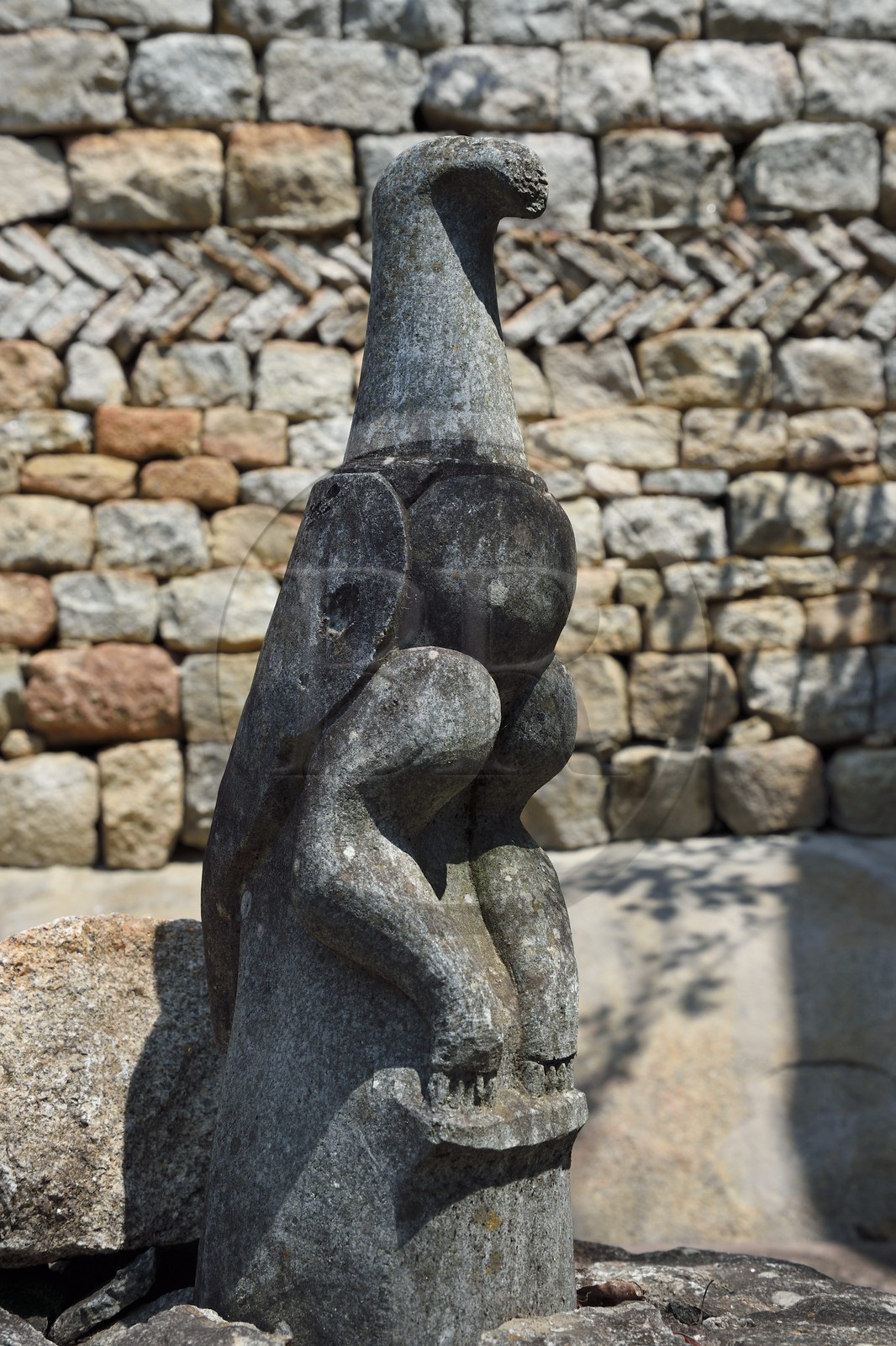 Zimbabwe, province de Masvingo, l'hotel Lodge at the Ancient City en bordure du site archéologique du Grand Zimbabwe, reproduction d'un oiseau en stéatite remplissant une fonction rituelle trouvés dans l'enclos oriental des Ruines de la colline (Hill Complex)