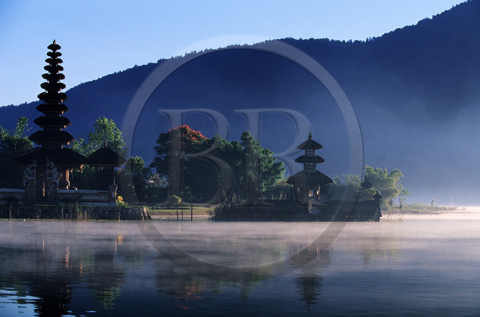 Indonésie, Bali, temple Ulun Danu au bord du lac Bratan près du village de Bedugul
