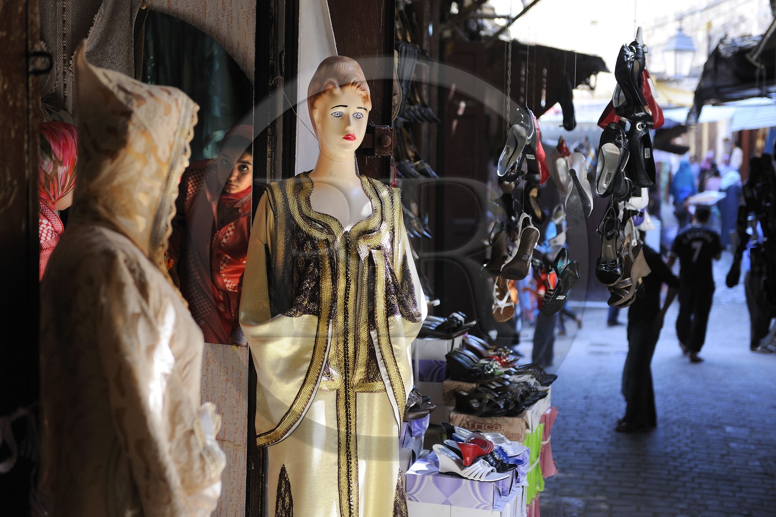 Maroc, Moyen Atlas, Fès, ville impériale, médina classée Patrimoine Mondial de l'UNESCO, Fès el Bali, quartier des Andalous, boutique de mode