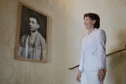 France, Alpes Maritimes, Cannes, the Villa La Californie where Picasso lived, today renamed the Pavillon de Flore by Marina Picasso, Marina Picasso granddaughter of Picasso looking at a picture of a young Pablo Picasso