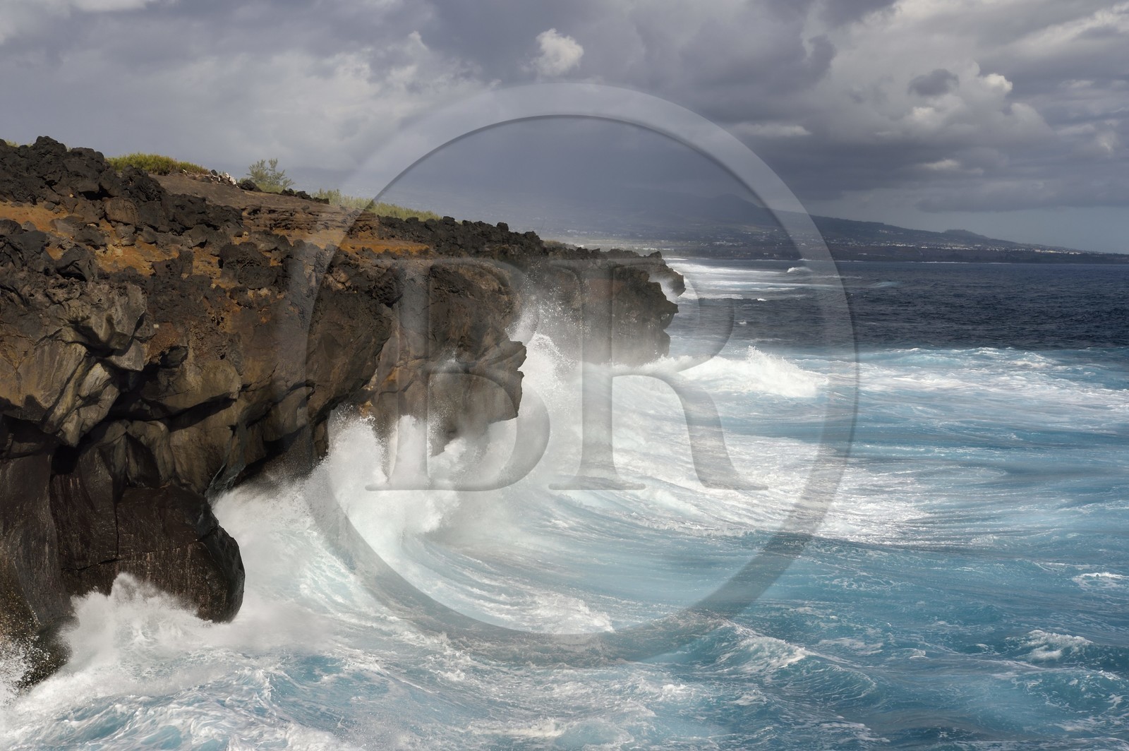 France, Ile de la Reunion, L'Etang Salé les Bains, la côte entre Le Gouffre et l'Etang du Gol, roches noires basaltiques d'origine volcanique tourmentées par l'océan