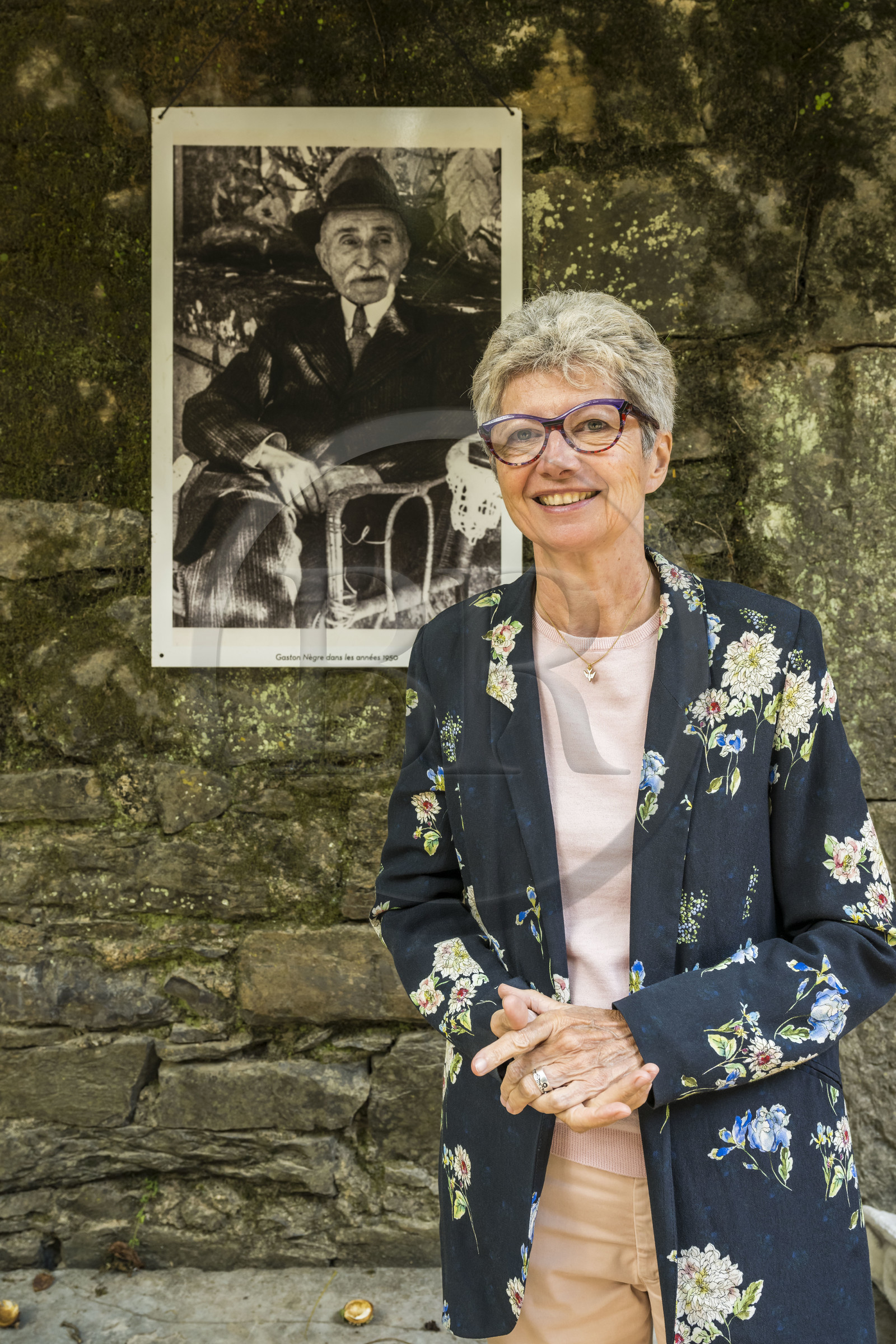 France, Gard (30), Générargues vers Anduze, Bambouseraie en Cévennes, la présidente et directrice Muriel Nègre, son grand-père Gaston Nègre en arrière plan est à l'origine du renouveau du site en 1902