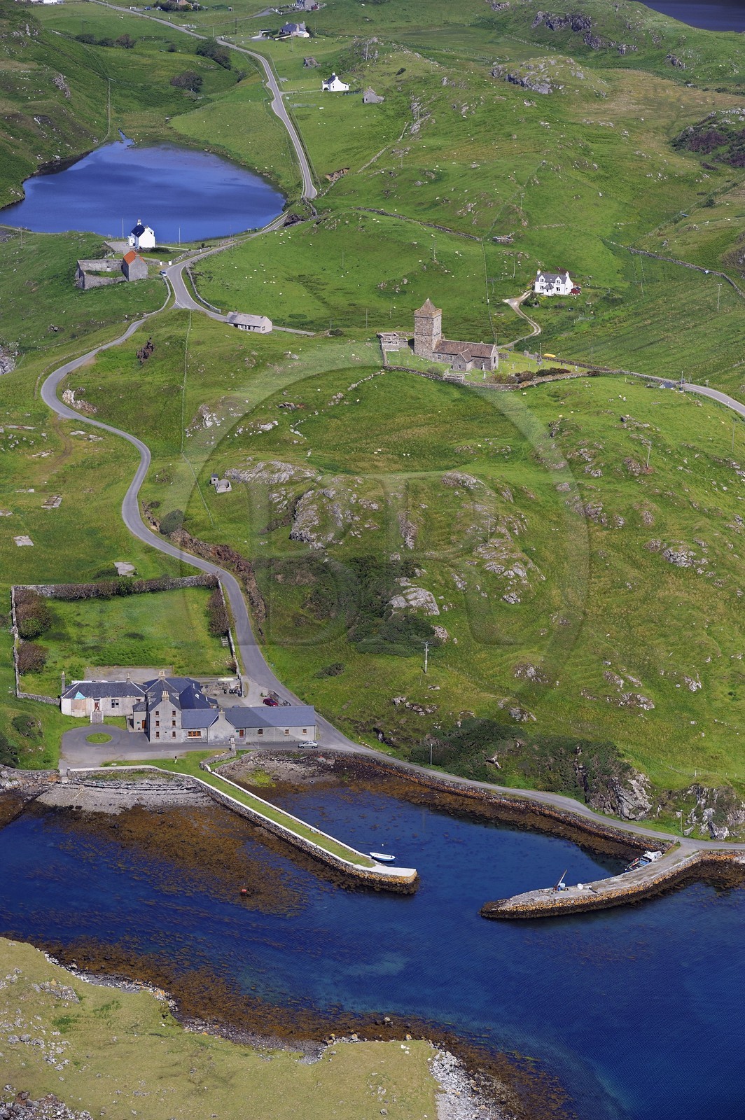 Royaume-Uni, Ecosse, Hébrides extérieures, Ile de Lewis et Harris, South Harris, Rodel, église médiévale et petit port (vue aérienne)