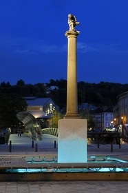 France, Vosges (88), Epinal, sur la colonne de la place Pinau la statue représente un enfant qui se tire une épine du pied