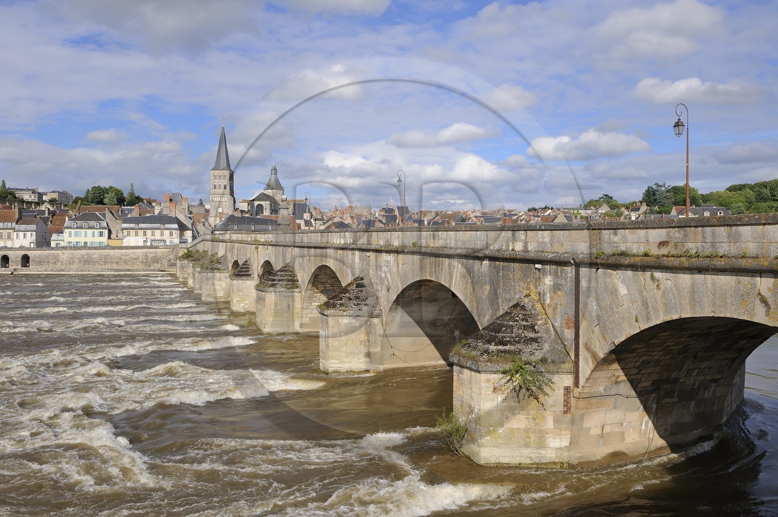 France, Nièvre (58), La Charité-sur-Loire, le pont sur la Loire dominé par le clocher Sainte Croix