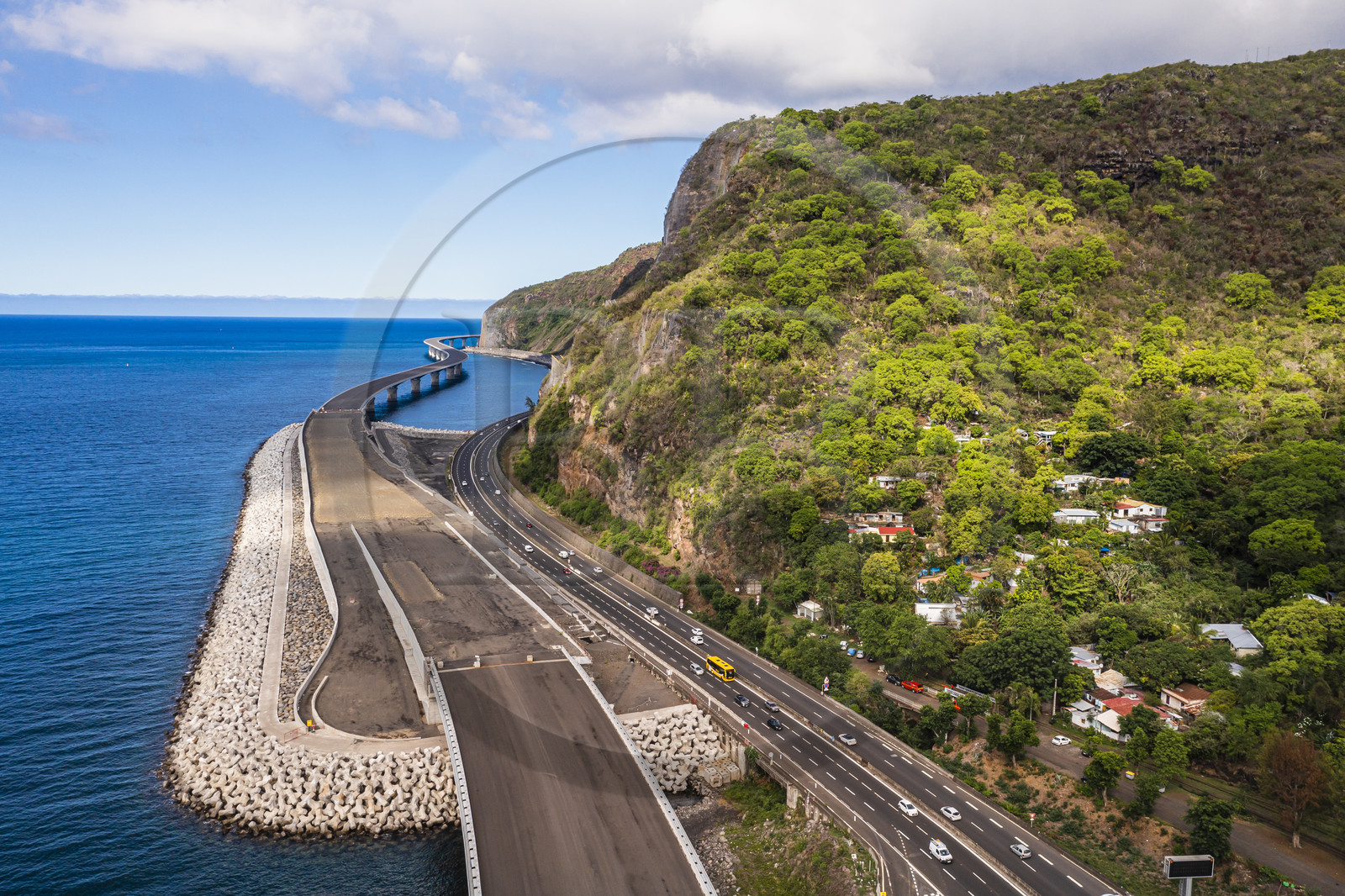 France, Ile de la Reunion, la Grande Chaloupe à La Possession, la Nouvelle Route du Littoral (NRL), fin du viaduc maritime long de 5,4 km entre la capitale Saint-Denis et la Grande Chaloupe (vue aérienne)
