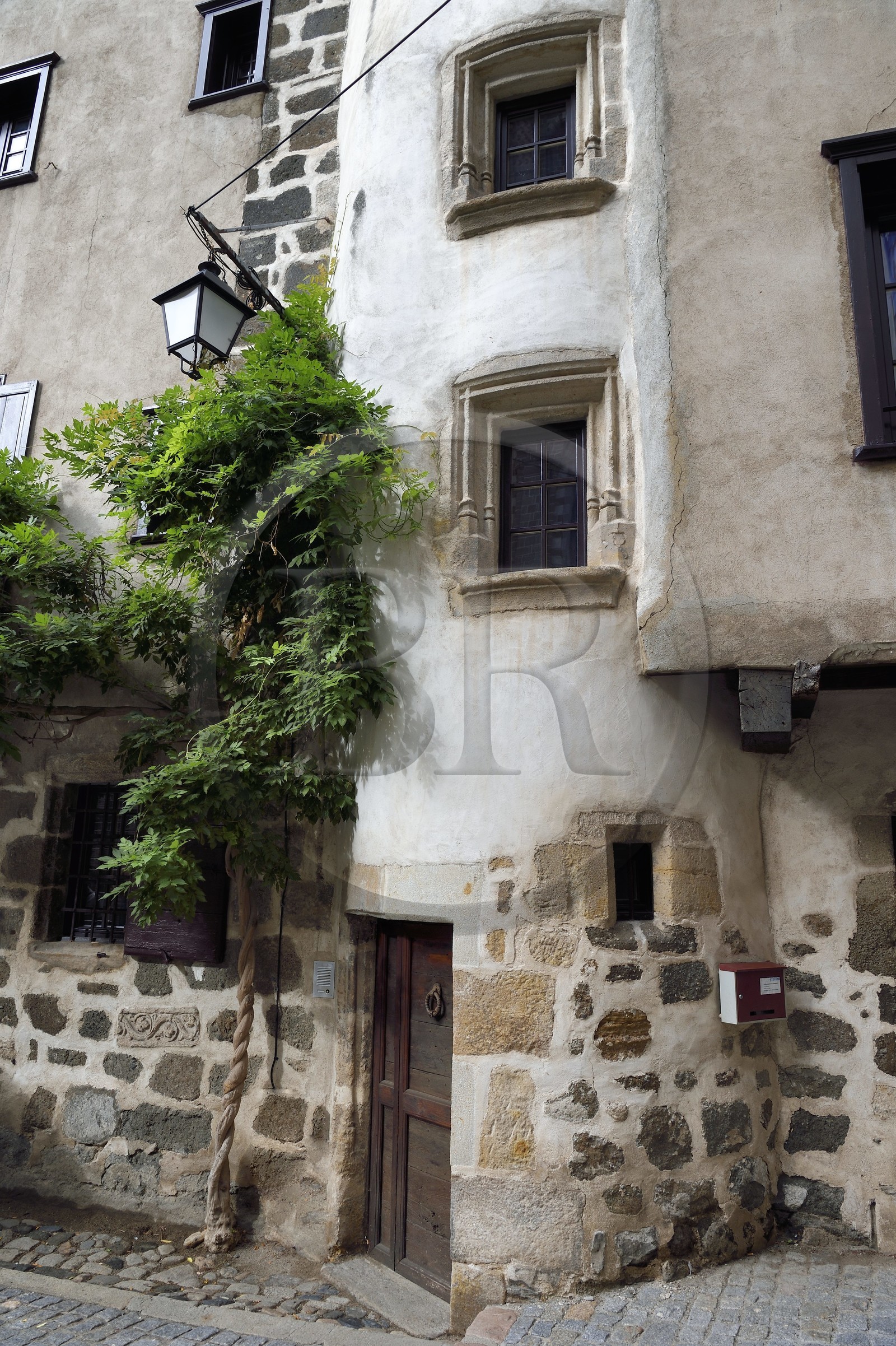 France, Haute-Loire (43), Le Puy-en-Velay, étape classée Patrimoine Mondial de l'UNESCO dans le cadre des chemins de Compostelle, le Logis des Coquery du XVe siècle rue Becdelievre