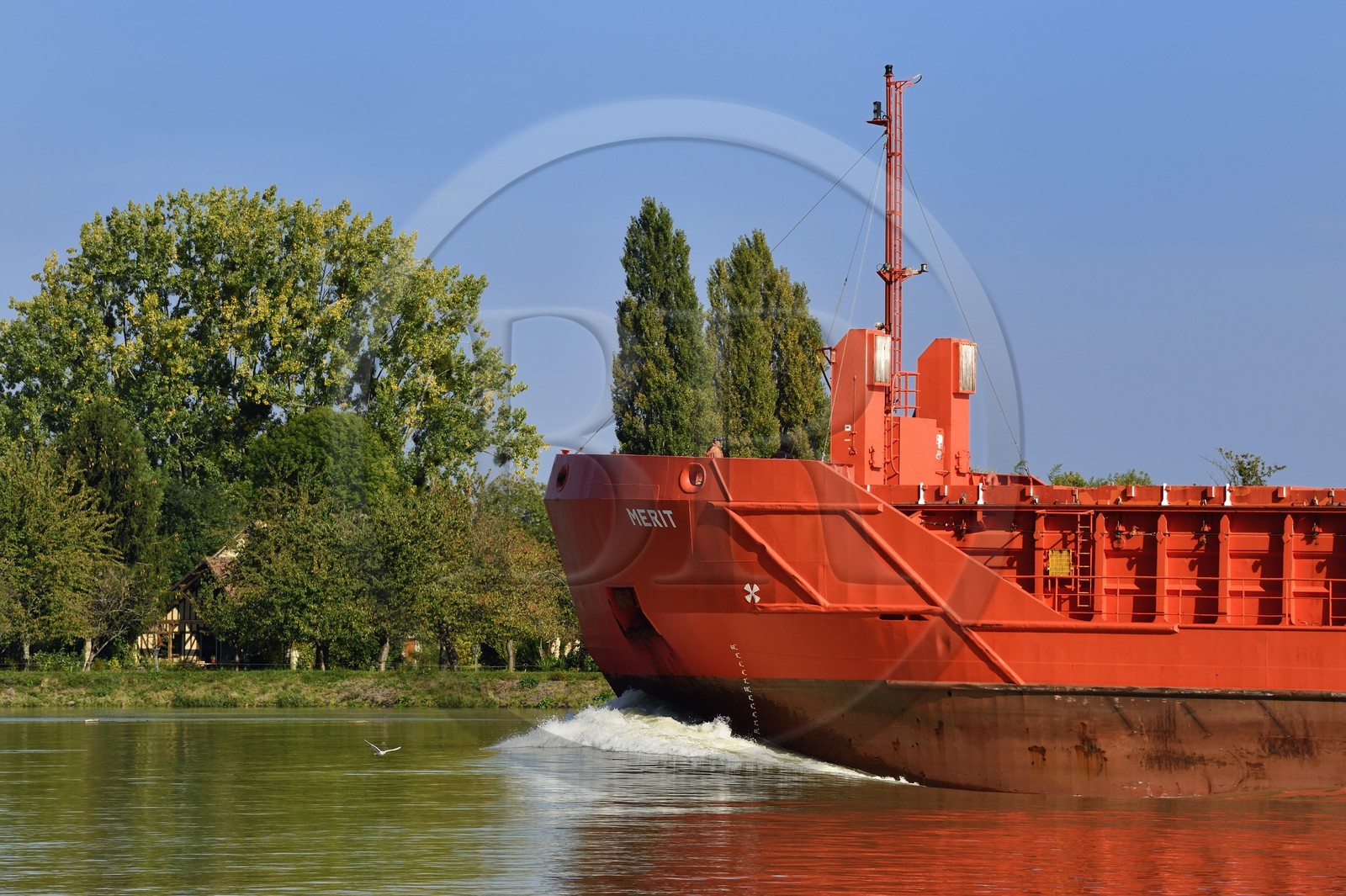 France, Seine-Maritime (76), Pays de Caux, Parc naturel régional des Boucles de la Seine normande, le general cargo ship Merit remontant la Seine à Mesnil-sous-Jumièges