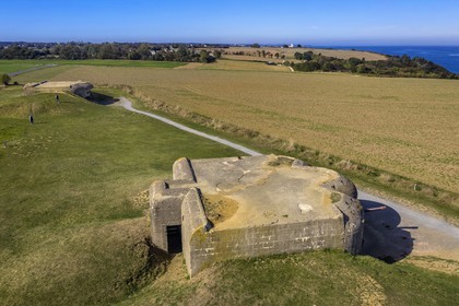 France, Calvados (14), Longues-sur-Mer, batterie allemande du Mur de l'Atlantique équipée de canons de marine de 150 mm (vue aérienne)