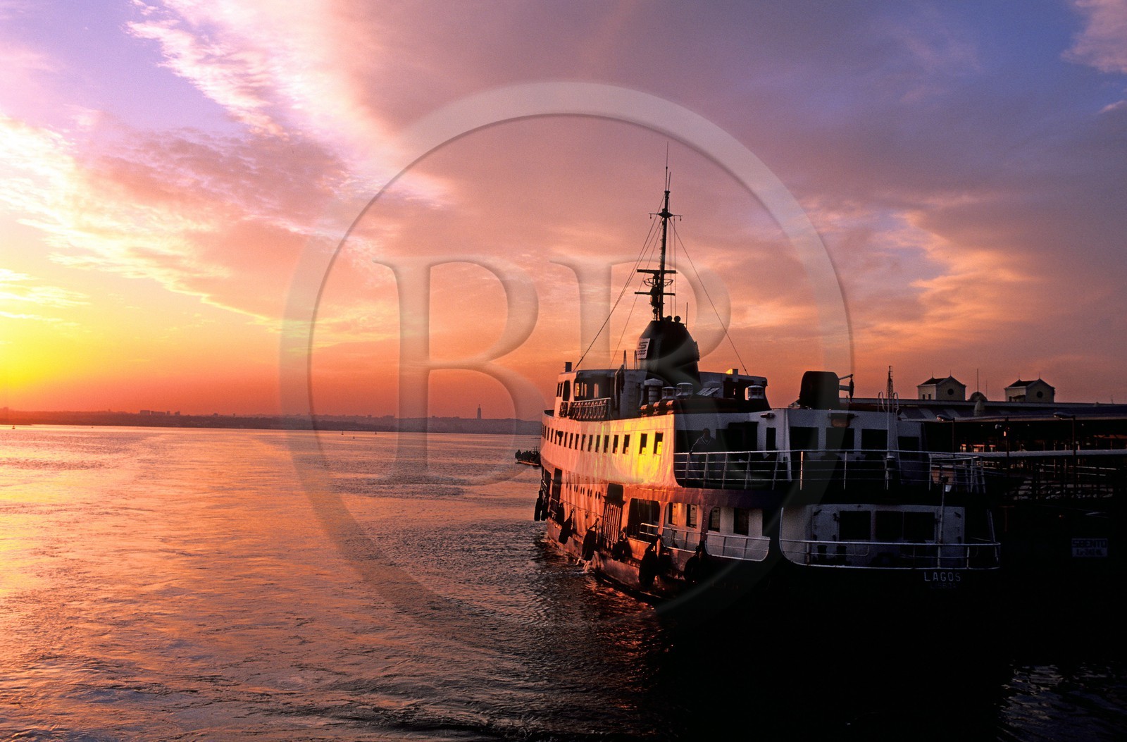 Portugal, Lisbonne, ferry effectuant la traversée du Tage