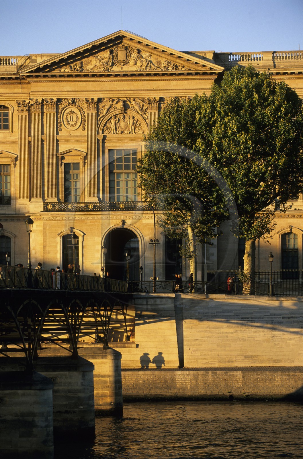 France, Paris (75), les rives de la Seine, classées Patrimoine Mondial de l'UNESCO, Le Louvre et le pont des Arts