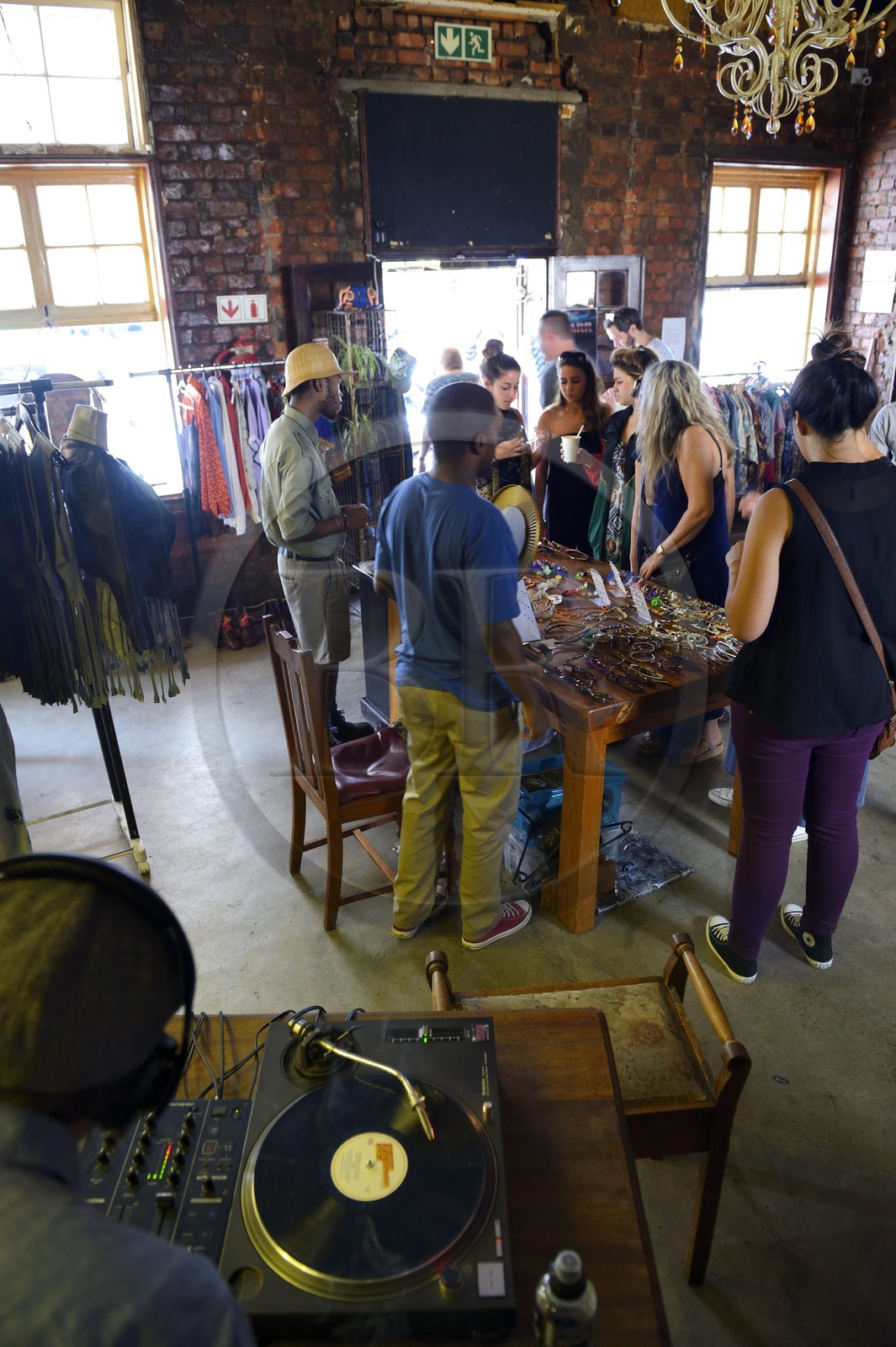 Afrique du Sud, province de Gauteng, Johannesburg, quartier de Braamfontein, Kitchener Carvery Bar et boutique à la mode à l'angle de Juta et De Beer street