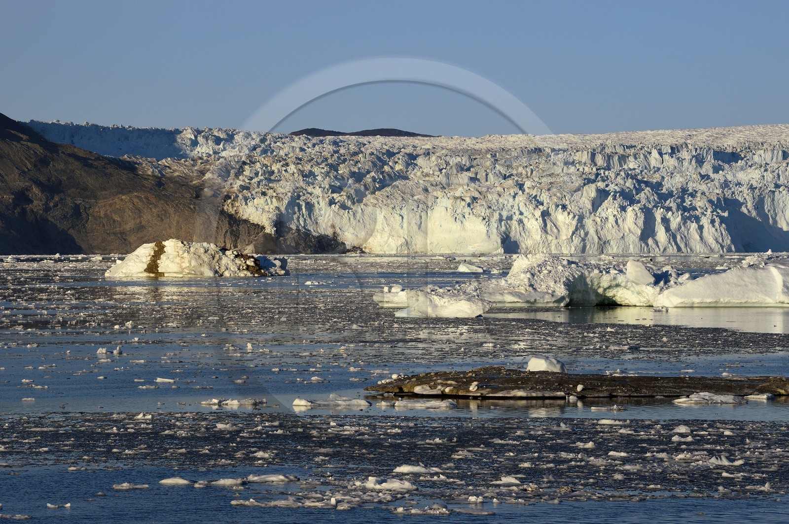 Groenland, cote ouest, baie de Disko, baie de Quervain, le glacier Eqip Sermia (glacier Eqi) s'étale sur 4 km et s'élève jusqu'à 50 mètres de hauteur