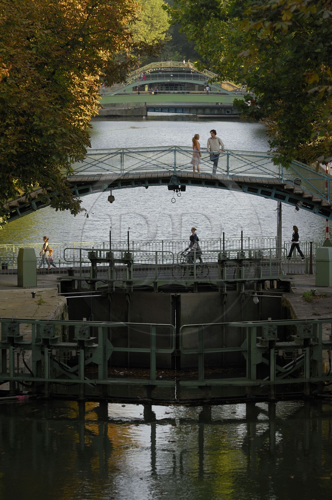 France, Paris (75), canal Saint-Martin, couple d'amoureux sur le pont de l'écluse de la rue de Lancry