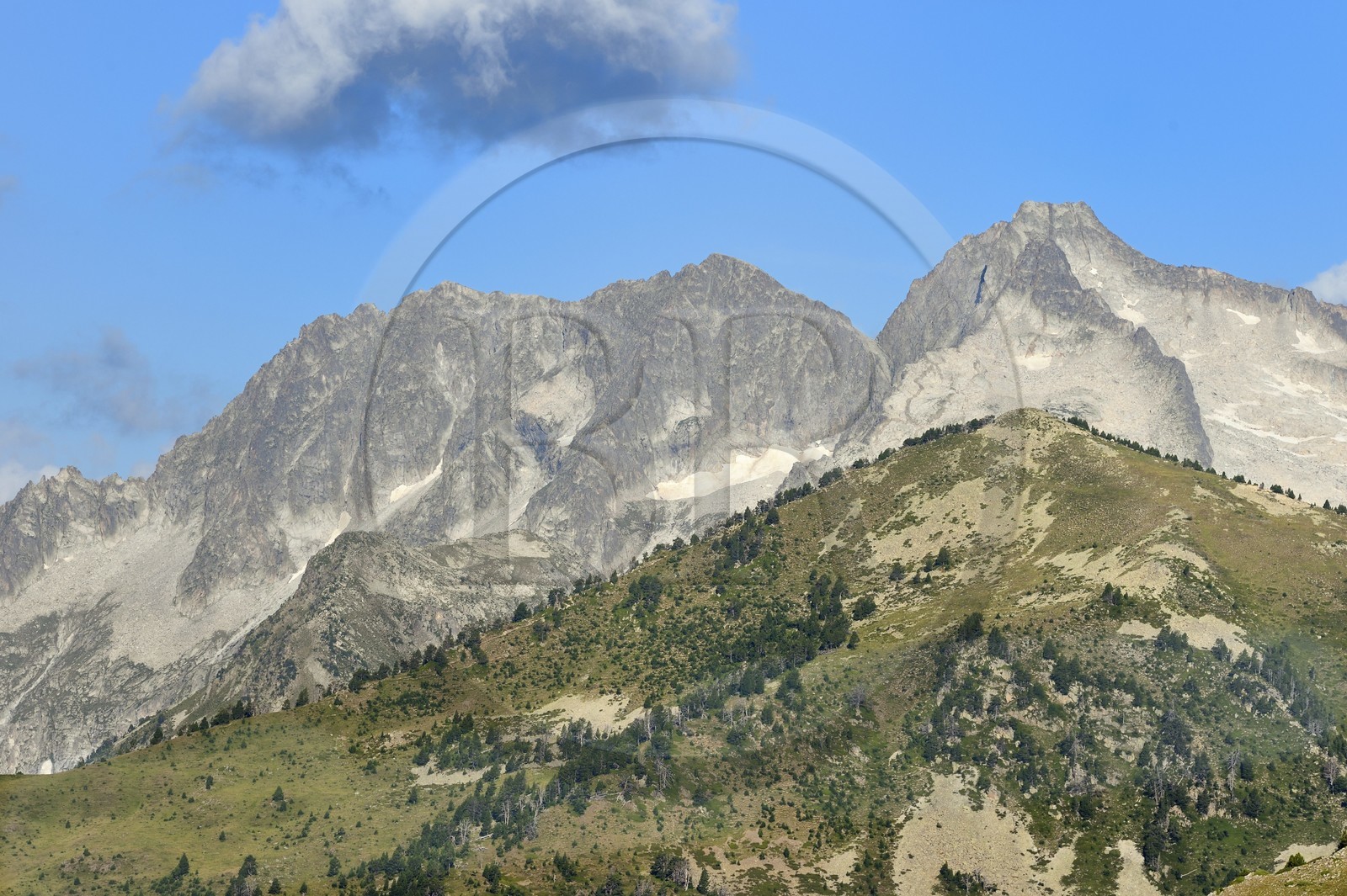 France, Hautes-Pyrénées (65), Saint-Lary-Soulan et Vielle-Aure, randonnée sur une variante du GR10 entre le col de Portet et les lacs de Bastan en bordure de la réserve naturelle de Néouvielle en arrière plan