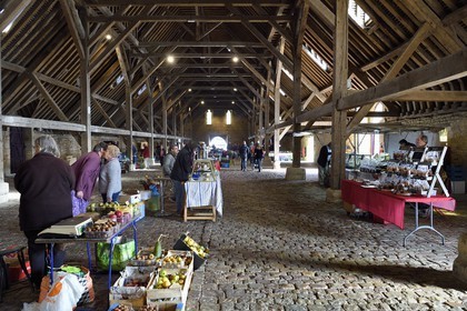 France, Calvados (14), Pays d'Auge, Saint-Pierre-sur-Dives, vente de fruits et légumes sous les halles du XIe siècle reconstruites au XVe siècle