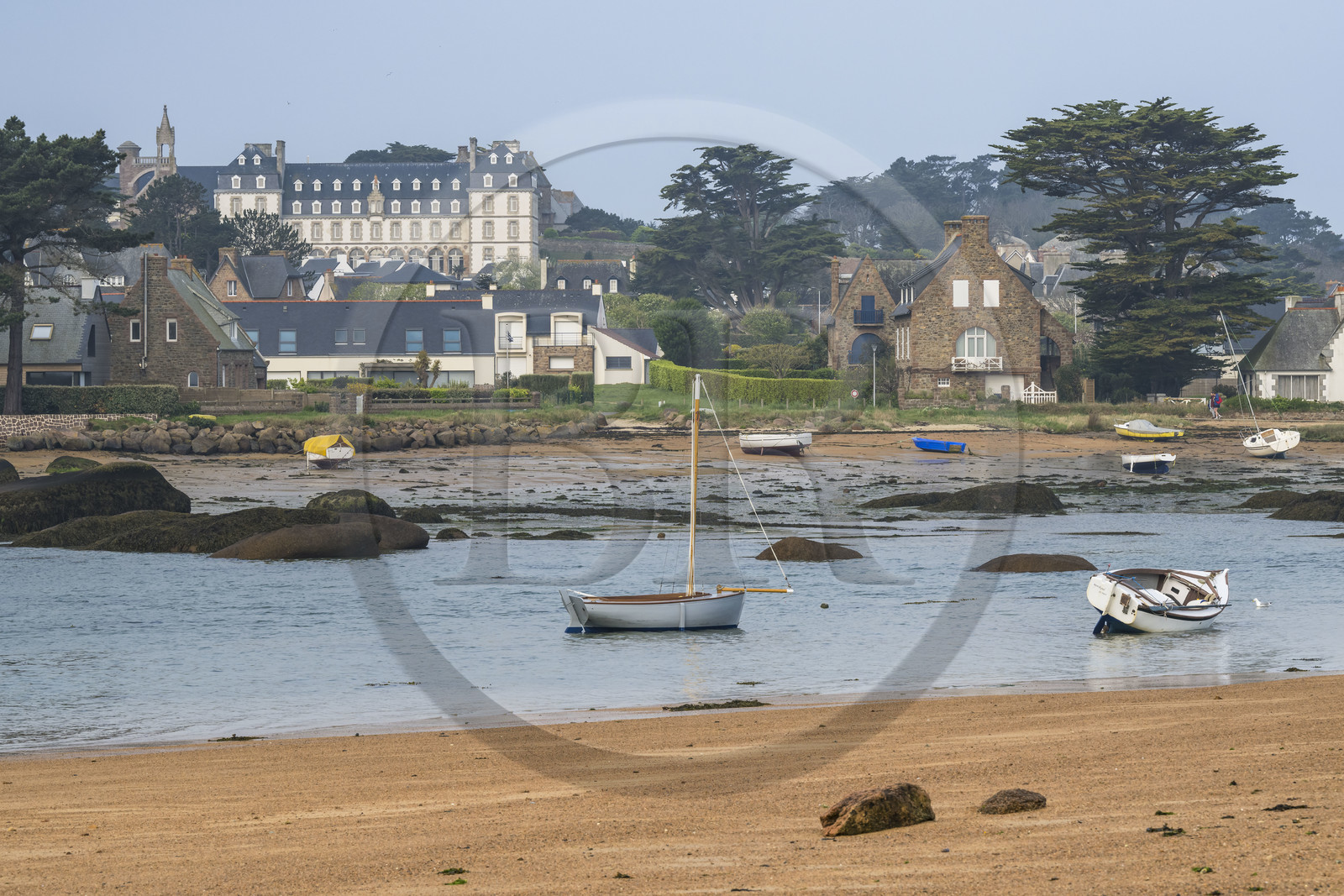 France, Côtes-d'Armor (22), Côte de Granit Rose, Trégastel, Ile Renote, la plage à marée basse, l'ancien couvent-hôtel Le Castel Sainte-Anne en arrière plan