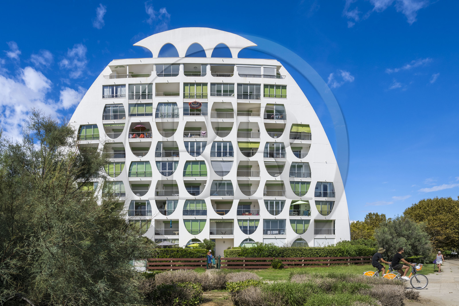 France, Hérault (34), La Grande-Motte, labellisé patrimoine du XXème siècle, quartier du Couchant à l'ouest du port, l'immeuble Le Poseidon des architectes Gilles et Jean Balladur, appartenant au style architectural féminin appelé bonnet d’évêques