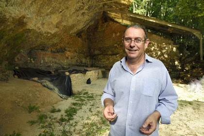 France, Dordogne (24), Périgord Noir, vallée de la Vézère, Les Eyzies-de-Tayac-Sireuil, site classé Patrimoine Mondial de l'UNESCO, abri préhistorique de la Ferrassie où a été découvert les restes de 7 Néandertaliens, le conservateur du Musée National de la Préhistoire Alain Turq et responsable de fouilles