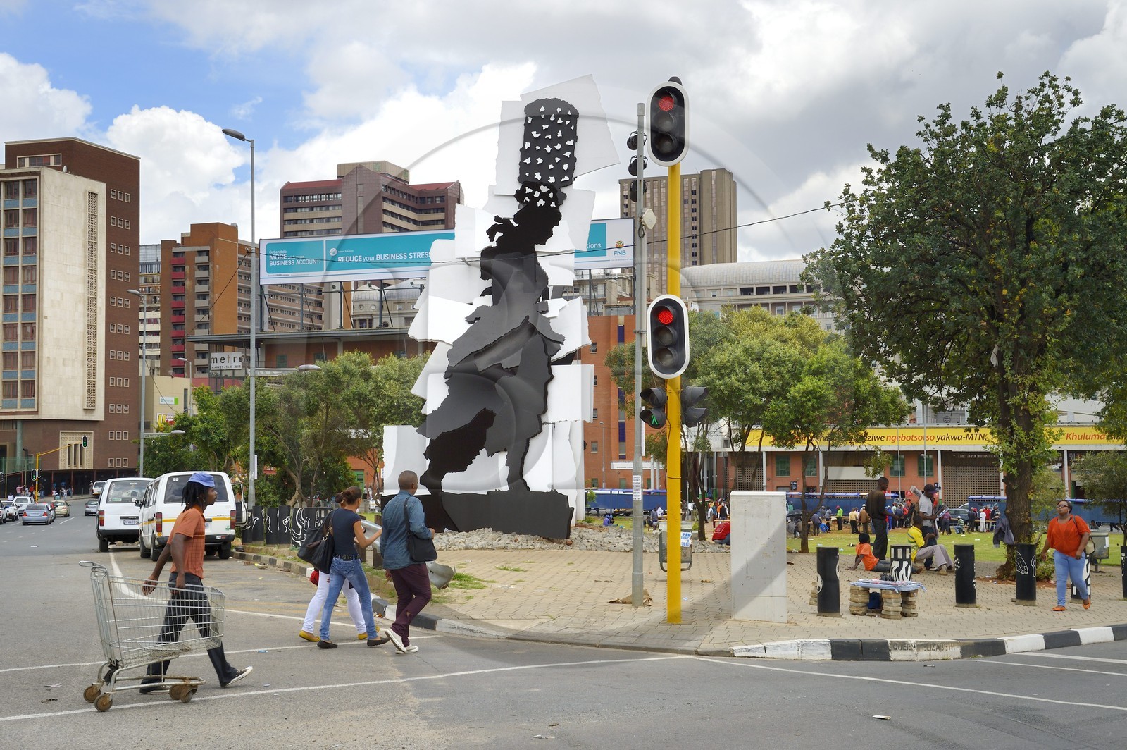 Afrique du Sud, province de Gauteng, Johannesburg, CBD (Central Business District), la sculpture du marcheur de feu (Fire Walker) par William Kentridge et Gerhard Marx représente une femme portant un brasier sur la tête en mémoire de l'activité principale dans ce quartier au cours des dernières années, où des femmes préparaient et de vendaient leurs feux à d'autres pour qu'ils puissent cuisiner