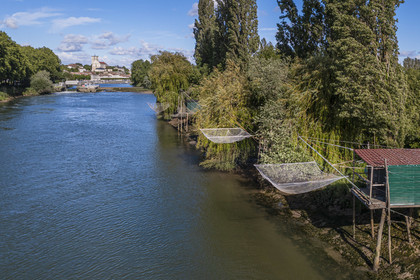France, Charente-Maritime (17), Saintonge, Saint-Savinien, labellisé Villages de pierres et d'eau, carrelets au bord de la Charente et le village en arrière plan (vue aérienne)