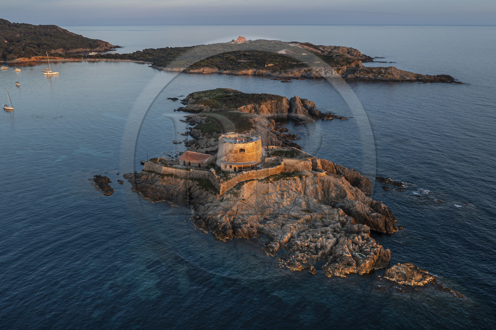 France, Var (83), Iles d'Hyères, parc national de Port Cros, Ile de Porquerolles, Fort du Petit Langoustier datant du XVIIème siècle sur son ilot et Porquerolles en arrière plan (vue aérienne)
