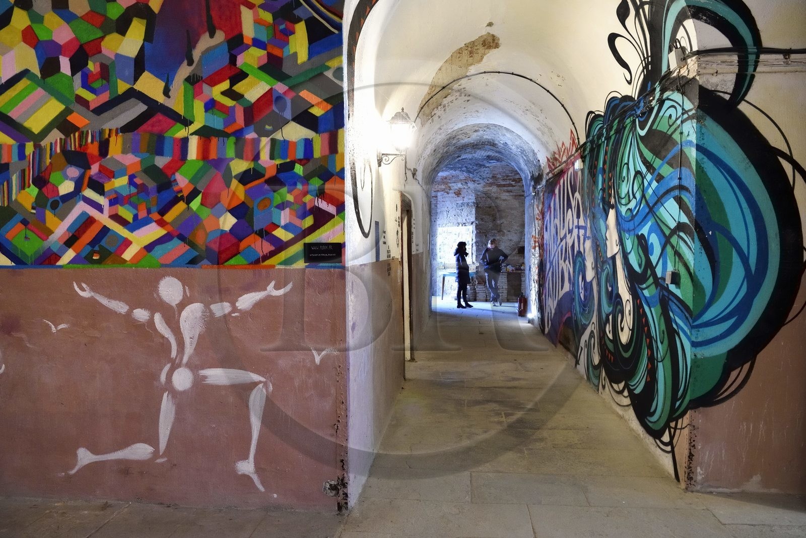 France, Haut-Rhin (68), Neuf-Brisach, Musée d'Art Urbain et de Street Art (MAUSA) hébergé dans une ancienne casemate de la citadelle de Vauban classée Patrimoine Mondial de l'UNESCO, peinture murale à gauche de Jérome Mesnager et à gauche en haut par Popay