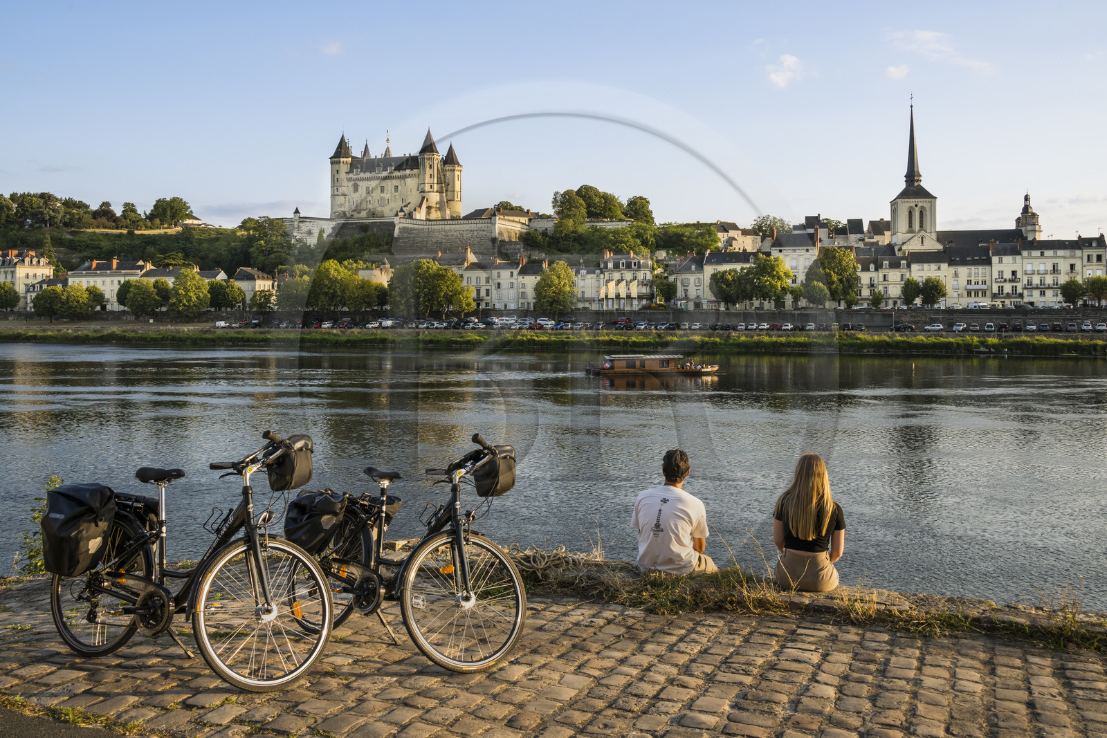 France, Maine-et-Loire (49), vallée de la Loire classée au Patrimoine Mondial par l'UNESCO, Saumur, randonnée à bicyclette sur les berges de la Loire, le chateau et l'église Saint-Pierre sur les bords de Loire
