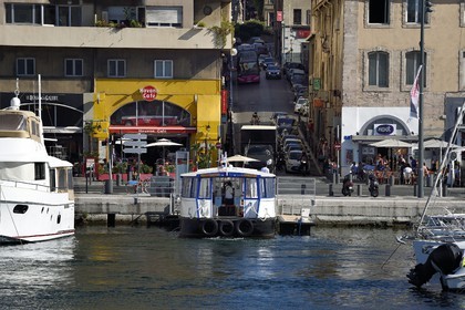 France, Bouches-du-Rhône (13), Marseille, Le Vieux Port, le Ferry Boat qui traverse le port, quai de Rive Neuve en arrière plan