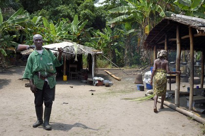 Gabon, province de Ogooué- Maritime, région de Omboué, Nengeue Sika (ile d’argent) dans la lagune Fernan Vaz (Nkomi), homme en partance pour la chasse avec son fusil