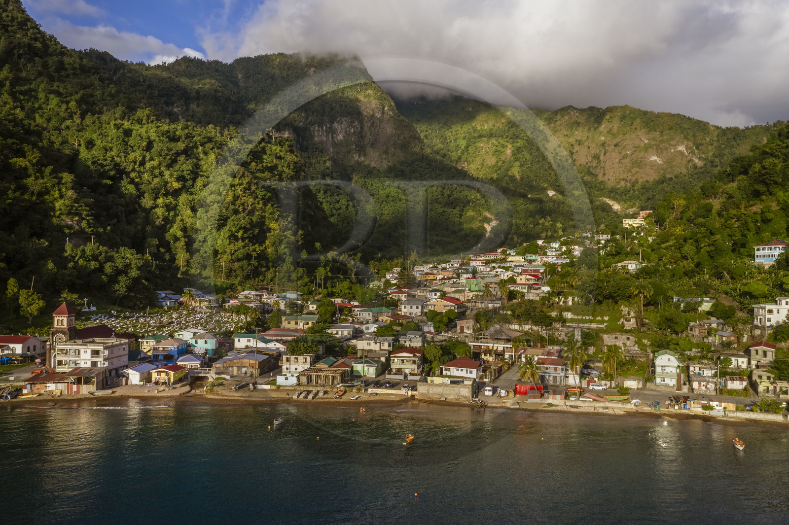 Caraïbes, Ile de la Dominique, baie de Soufrière, la plage et le village de Soufrière (vue aérienne)
