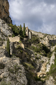 France, Alpes-de-Haute-Provence (04), Parc Naturel Régional du Verdon, Moustiers-Sainte-Marie, labellisé Les Plus Beaux Villages de France, la chapelle Notre-Dame de Beauvoir dans la falaise