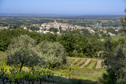 France, Vaucluse (84), Dentelles de Montmirail, le village de Sablet au coeur du vignoble AOC Côtes-du-Rhône