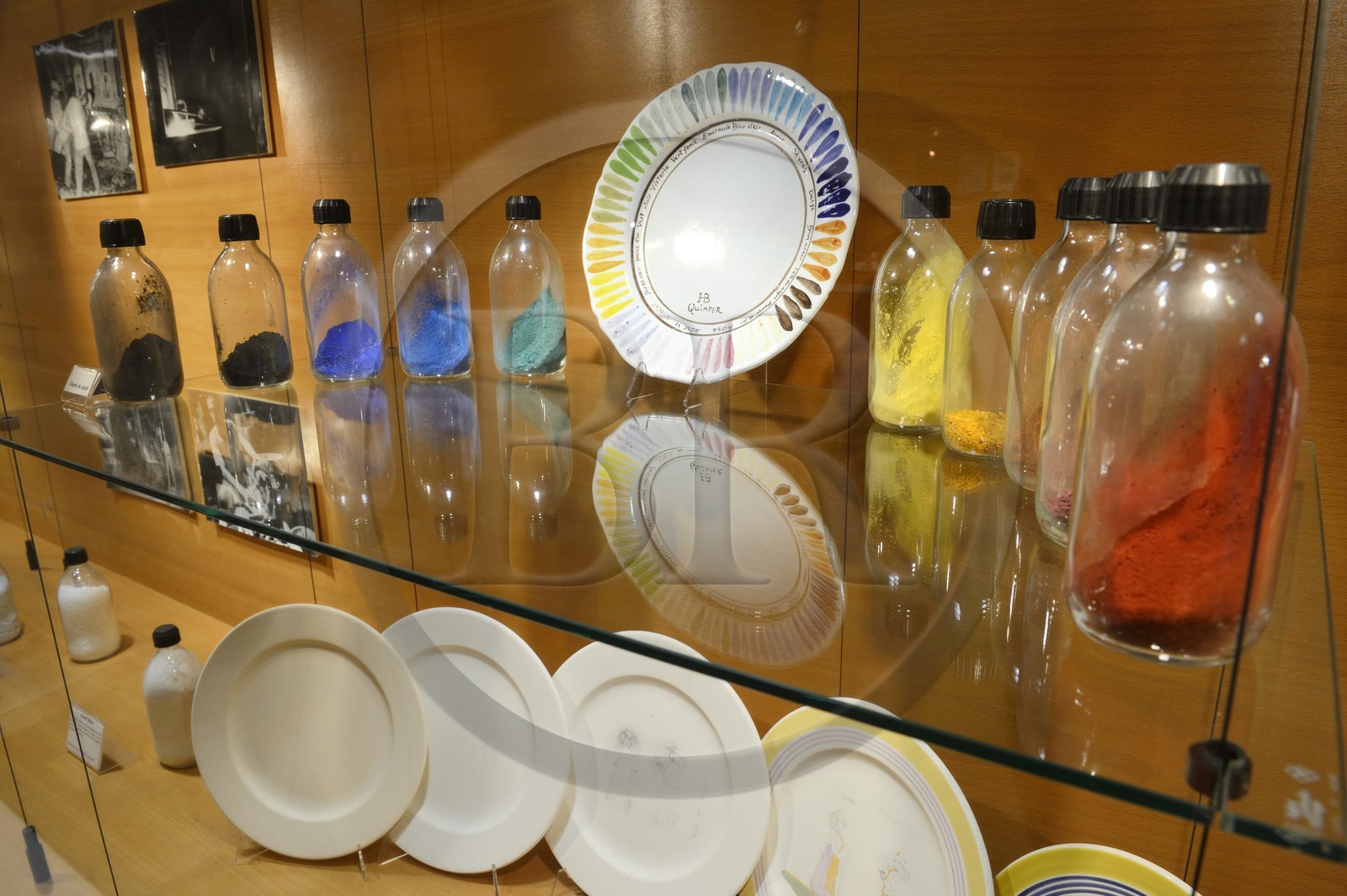 France, Finistère (29), Quimper, musée de la faïence, fabrication des couleures