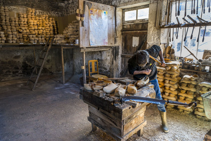 France, Nièvre (58), Parc naturel régional du Morvan, Gouloux, établissement Marchand (scierie, saboterie et boissellerie), Pierre Marchand dans l'atelier de la saboterie