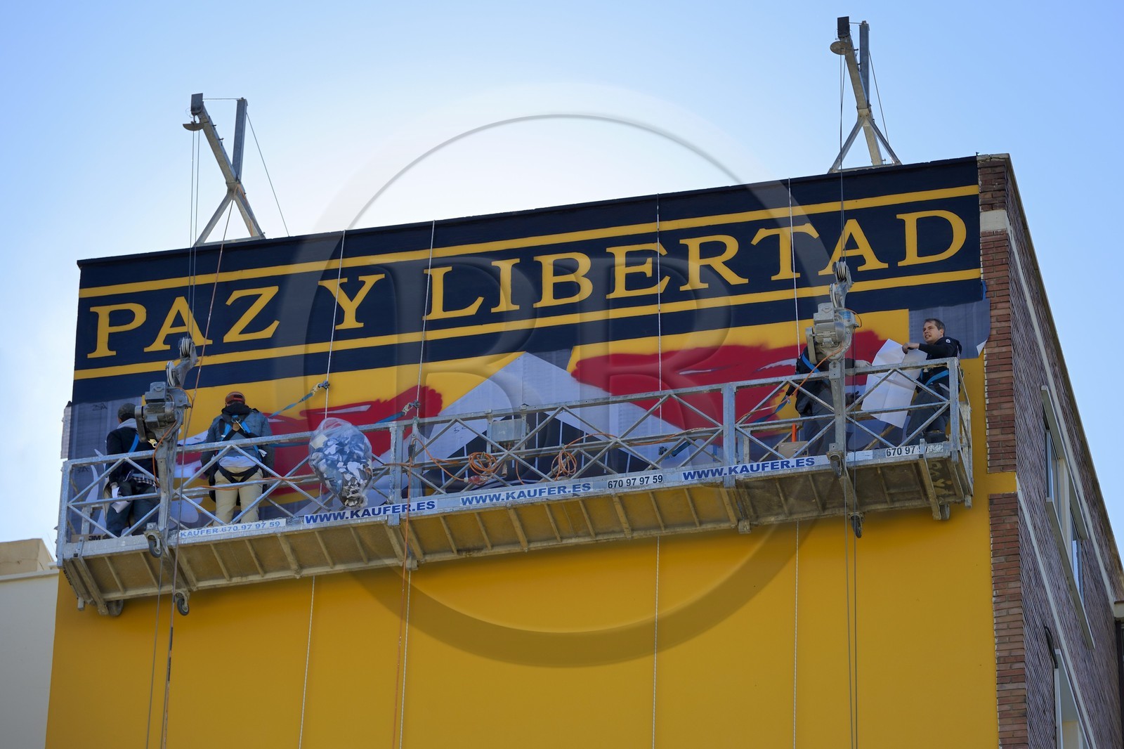 Espagne, Andalousie, Malaga, quartier Soho, barrio de las Artes (quartier des Arts), street art, création d'une peinture murale par Obey Giant dirigé par Frank Shepard Fairey (à droite sur la passerelle)