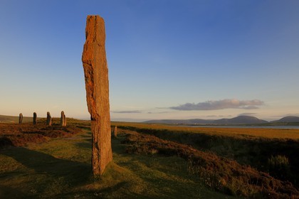 Royaume-Uni, Ecosse, Iles Orcades, Ile de Mainland, au bord du Loch of Stenness, cercle de pierres levées du Ring of Brodgar, classées Patrimoine Mondial de l' UNESCO