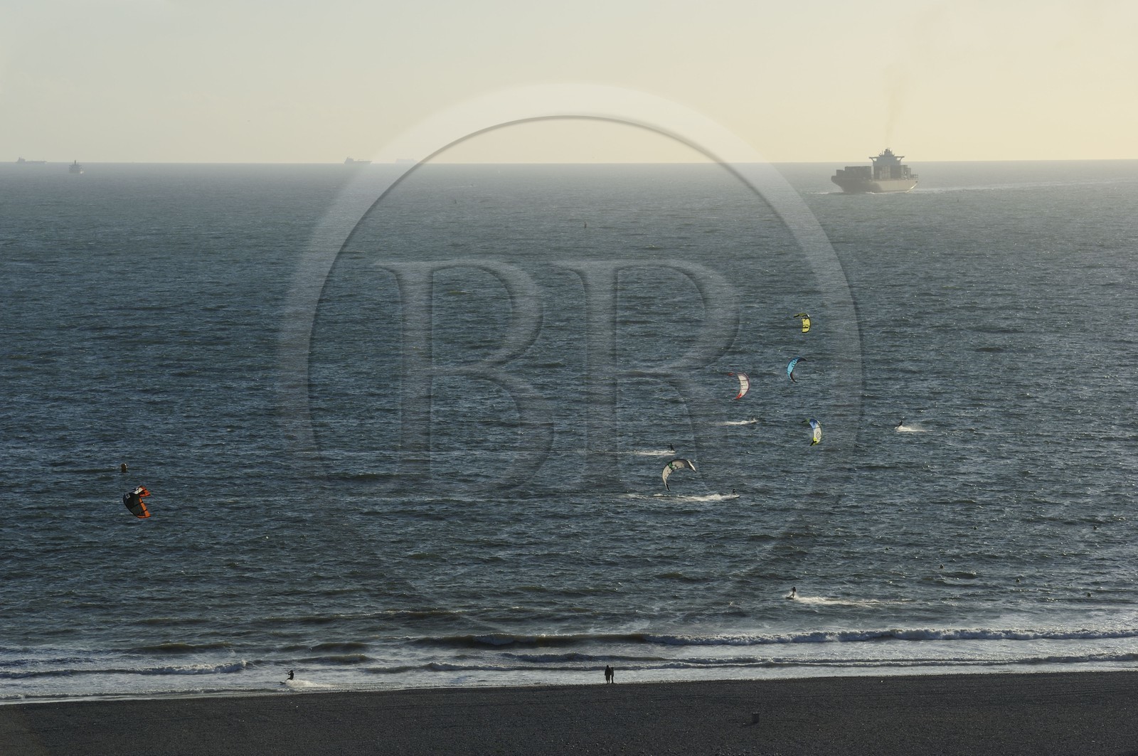 France, Seine-Maritime (76), Le Havre, observation du passage des grands porte-containers depuis la grande plage
