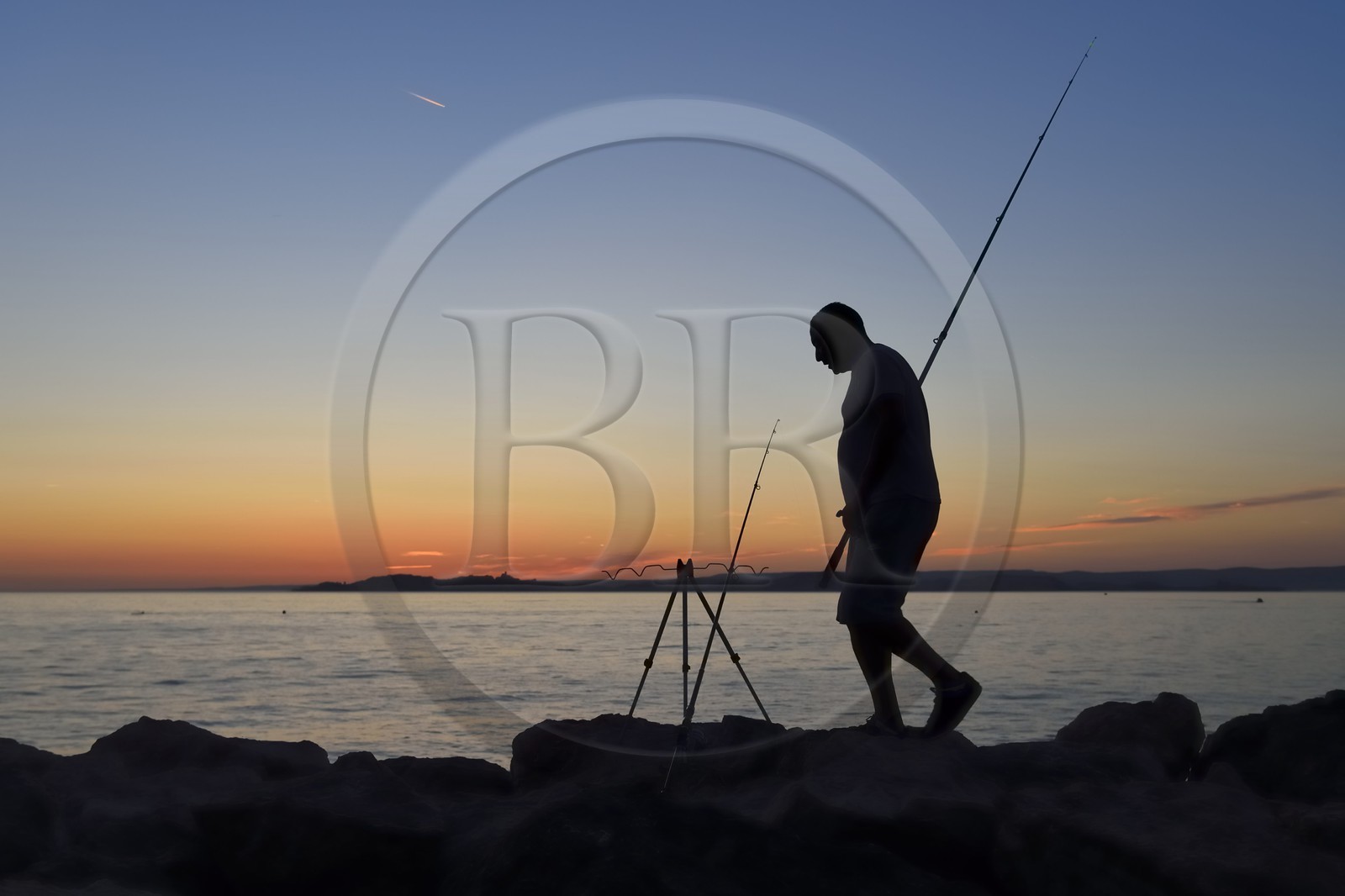 France, Bouches-du-Rhône (13), Marseille, La Madrague, pêcheur au coucher de soleil face au Frioul