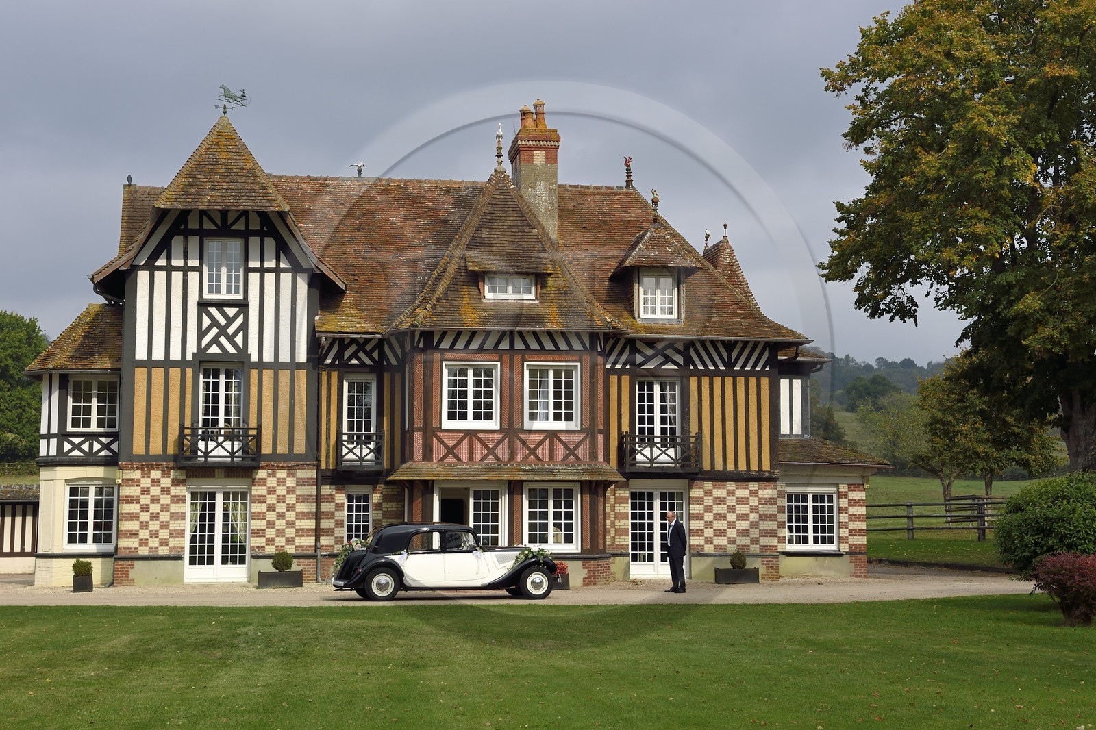 France, Calvados (14), Pays d'Auge, Beuvron-en-Auge, labellisé Les Plus Beaux Villages de France, manoir du Haras de Sens et voiture vontage Citroen Traction Avant datant des années 1950