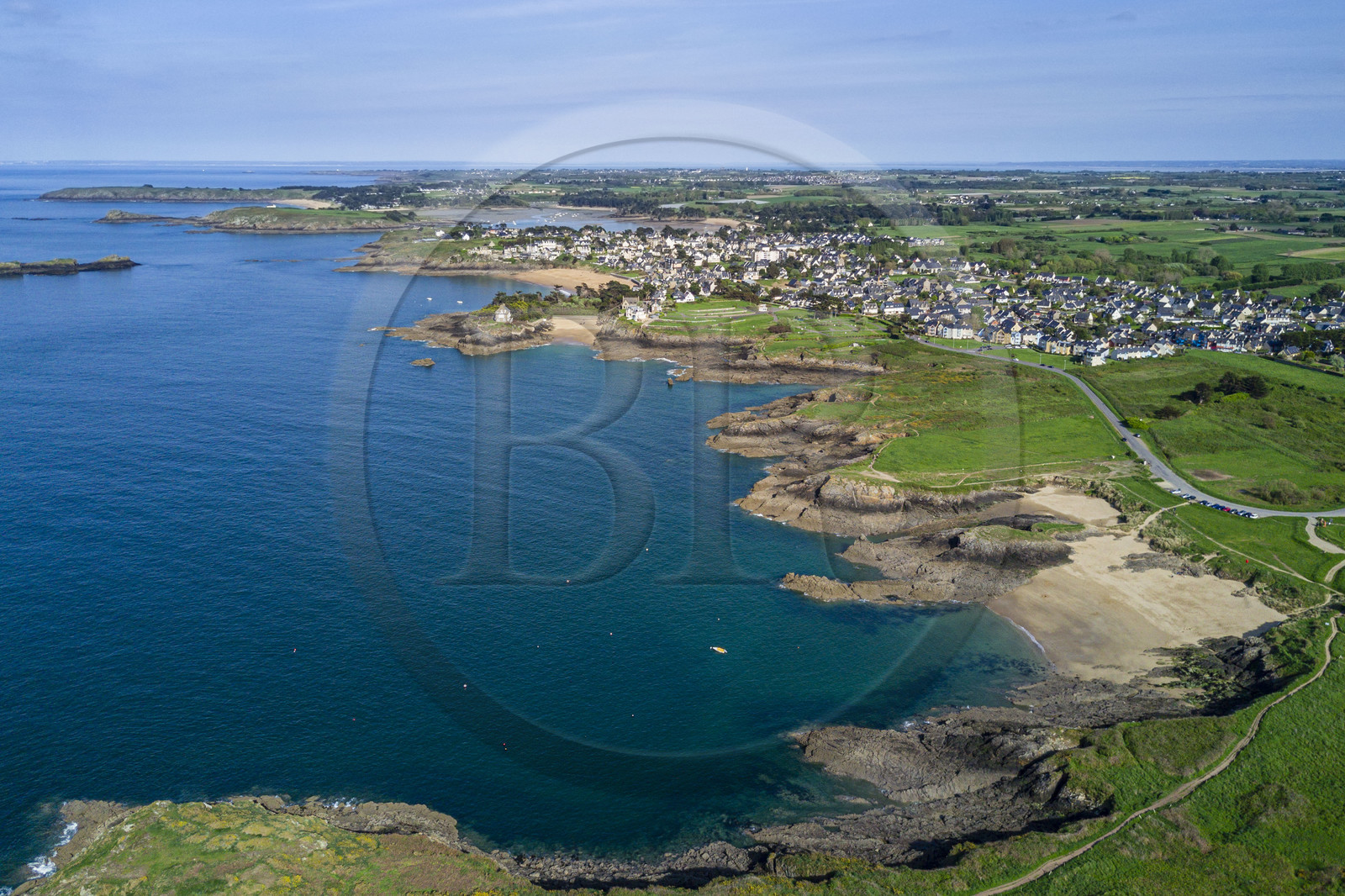 France, Ille-et-Vilaine (35), Côte d'Emeraude, Saint-Malo, plage de La Varde et hameau de La Mare (vue aérienne)