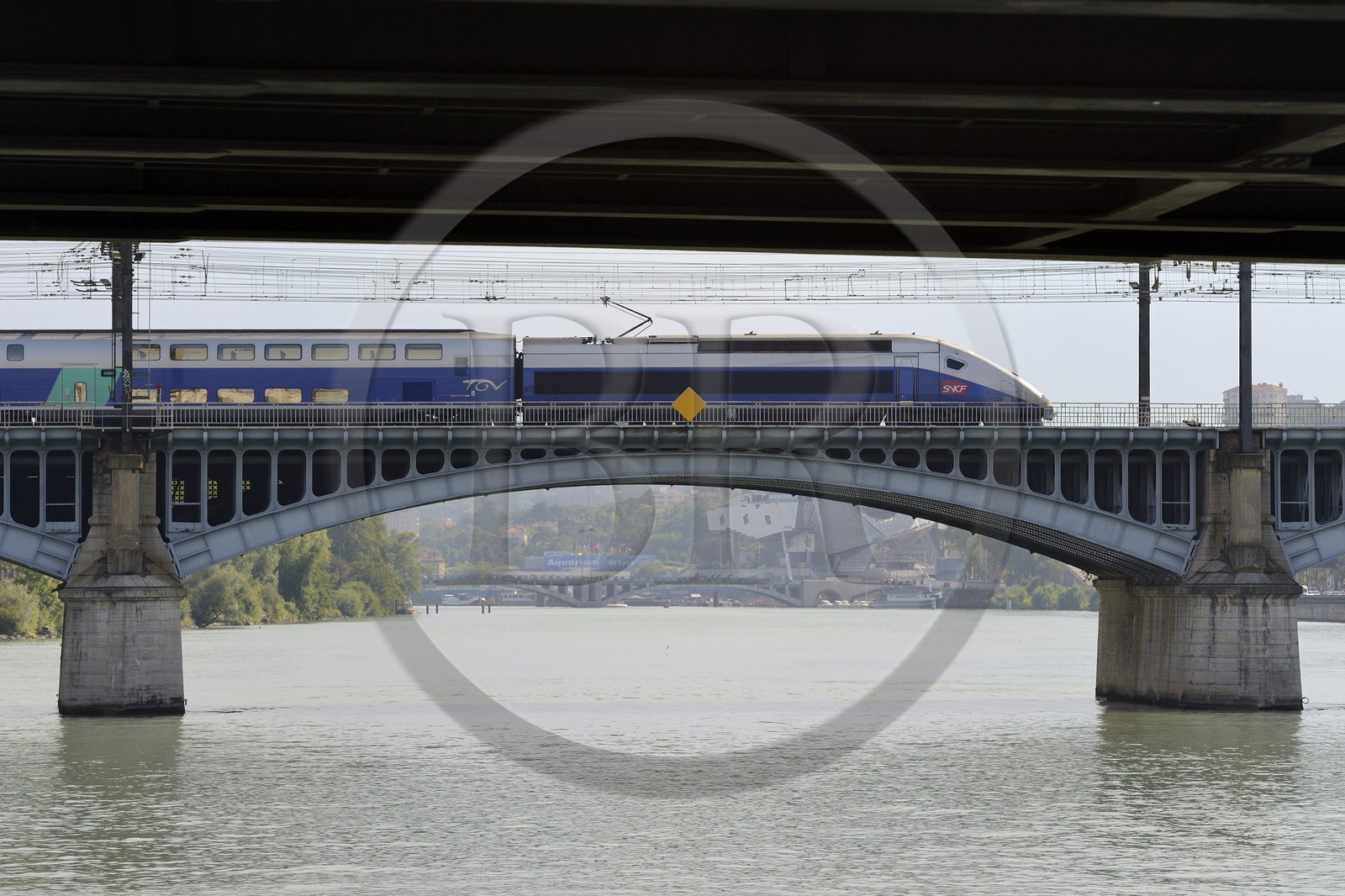 France, Rhône (69), Lyon, TGV traversant le Rhône aux abords de la Gare de Perrache