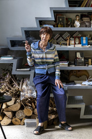 France, Hauts-de-Seine (92), Malakoff, l'artiste Annette Messager dans son appartement atelier