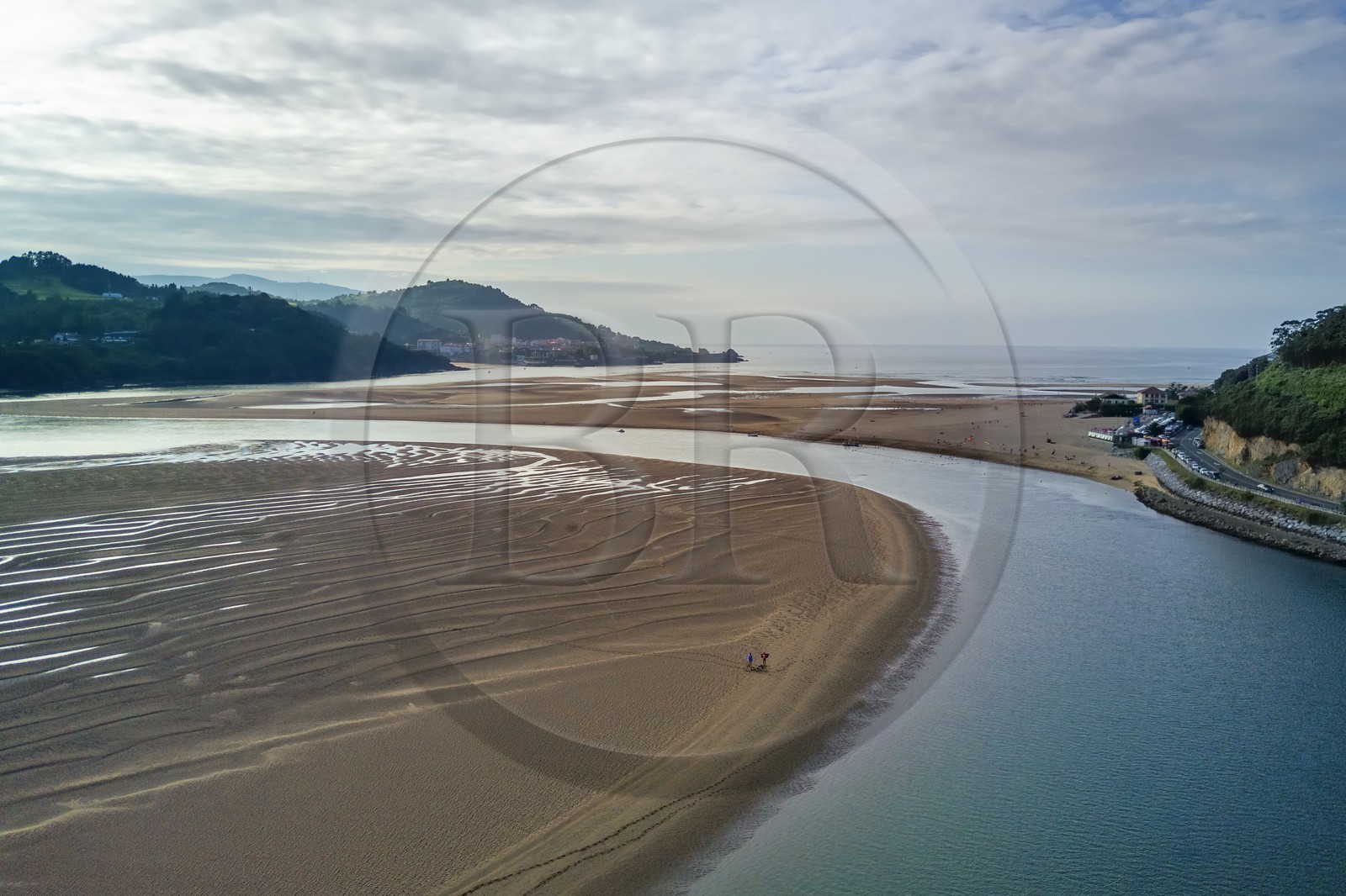 Espagne, Pays basque espagnol, Biscaye, région de Gernika-Lumo, Réserve de biosphère d'Urdaibai, estuaire du fleuve Oka à marée basse en face de Mundaka, la plage de Laida (vue aérienne)
