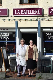 France, Eure (27), le village de Bas-Caumont dans les boucles de la Seine, le Bar-Restaurant La Batelière de Brigitte et Raymond Godebout sur la veloroute du Val de Seine