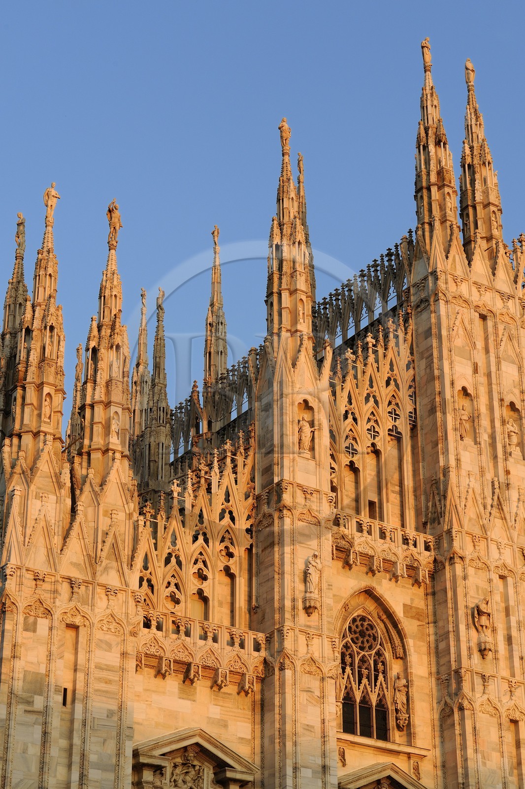 Italie, Lombardie, Milan, le Duomo dans le centre historique, cathédrale de style gothique flamboyant au coucher de soleil