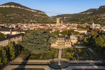 France, Aveyron (12), l'Hotel particulier de Sambucy De Sorgues et ses jardins à la française, le beffroi dans le coeur de ville et le Puncho d'Agast en arrière plan (vue aérienne)